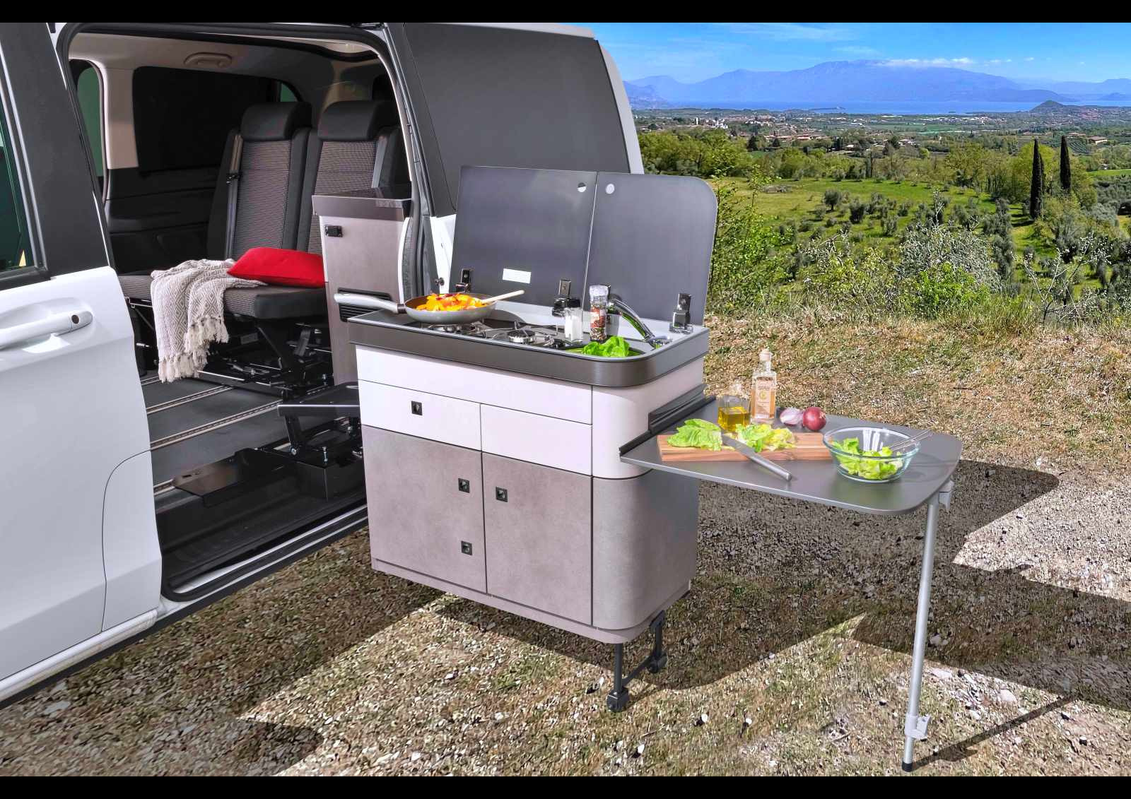 Pour installer la cuisine « Easy Move » en extérieur, il suffit de la faire pivoter et de déplier son pied à l’extrémité.