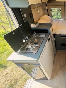 Kosmo 50. Le frigo est doté d'une porte qui peut s'ouvrir dans les deux sens, pour un accès facile aussi bien depuis l'intérieur que depuis l'extérieur.