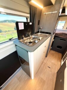 Kosmo 60. Libéré du frigo placé à sa droite, le meuble de cuisine peut se doter de grands tiroirs de rangement en partie basse. L'évier, quant à lui, profite d'un robinet "fixe" plus que rabattable.