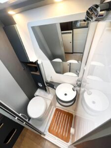 Kosmo 60. La paroi du lavabo pivote vers la gauche pour libérer un espace dédié à la douche.