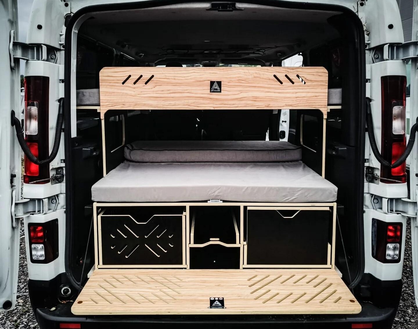 Camper-box 3 places d'Artekamp - Avec ou sans les tiroirs, le kit comprend une porte basculante pouvant servir de table extérieure.