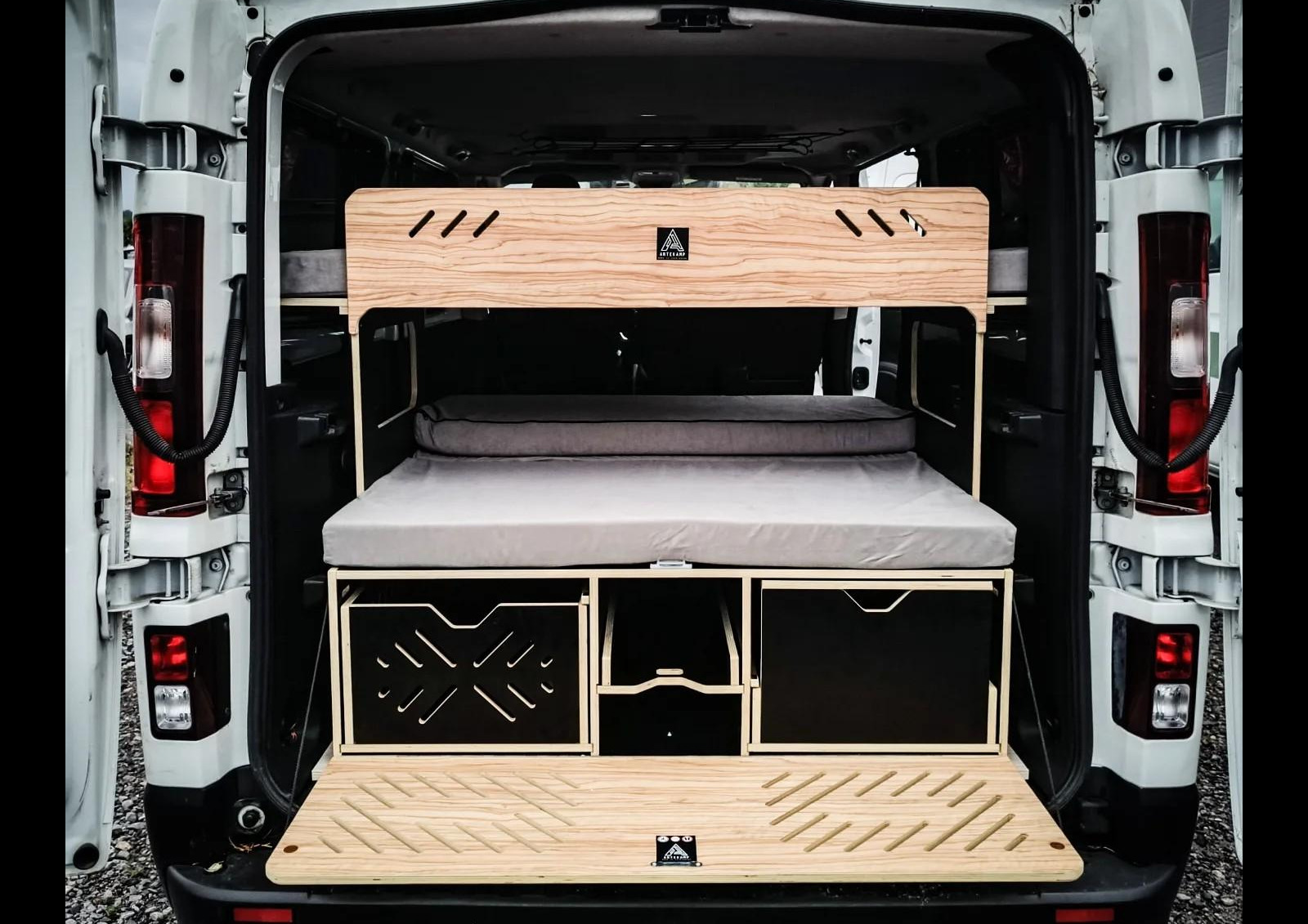 Camper-box 3 places d'Artekamp - Avec ou sans les tiroirs, le kit comprend une porte basculante pouvant servir de table extérieure.