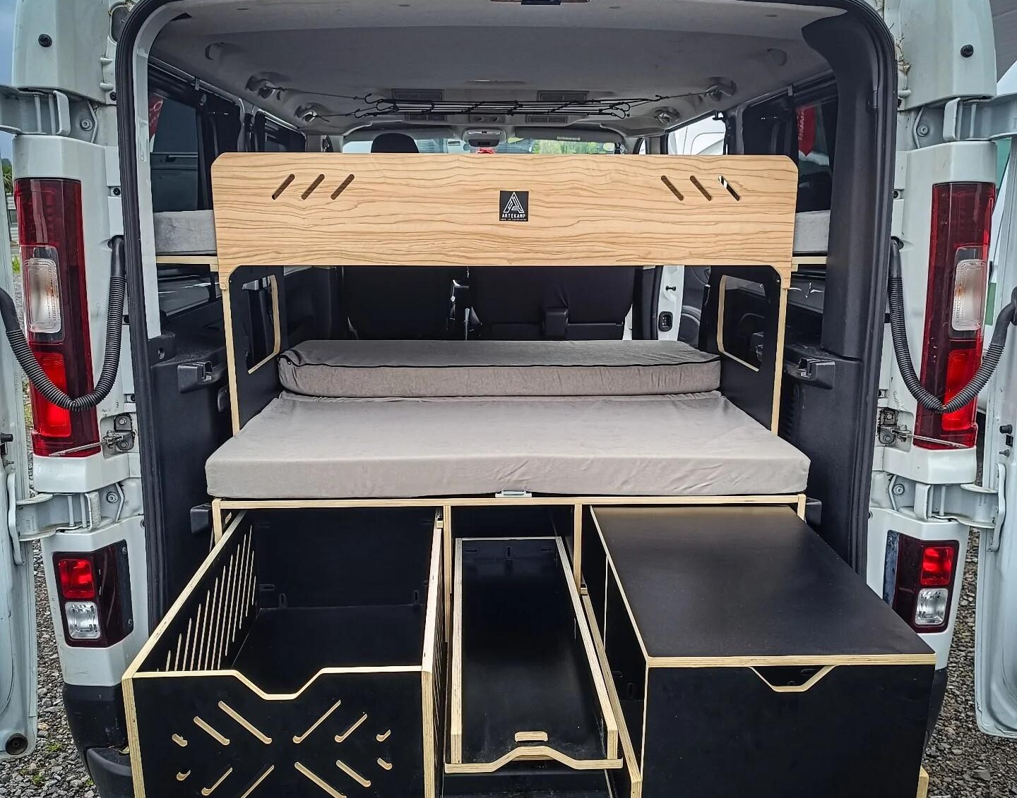 Les deux grands tiroirs sur les côtés donnent accès à des compartiments de rangement de 44 cm de large sur 80 cm de long et 32 cm de haut. Le tiroir central affiche une largeur de 25 cm.