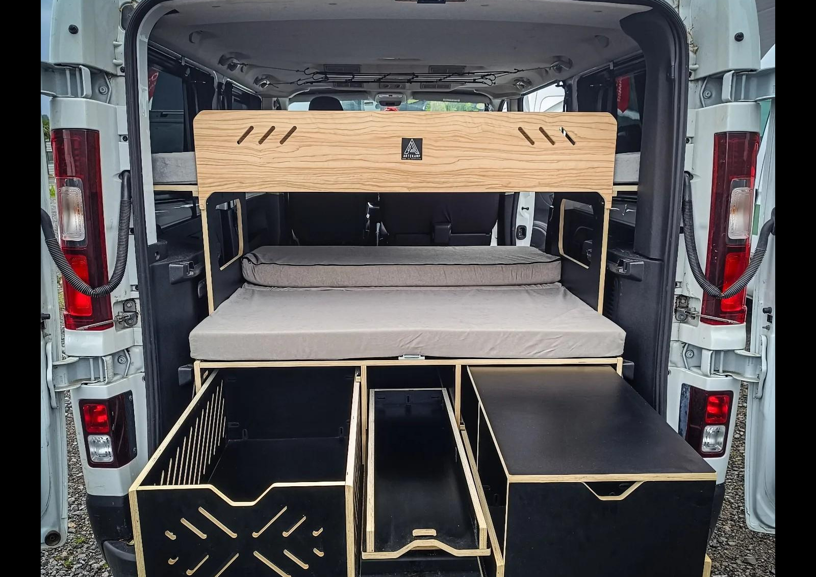 Les deux grands tiroirs sur les côtés donnent accès à des compartiments de rangement de 44 cm de large sur 80 cm de long et 32 cm de haut. Le tiroir central affiche une largeur de 25 cm.