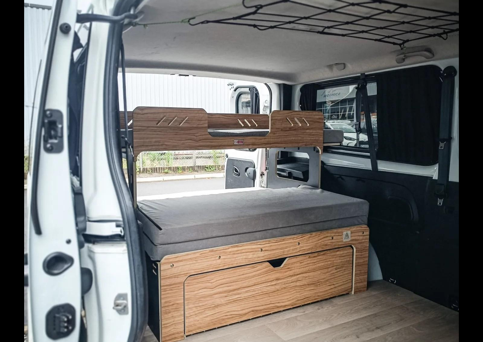 Le matelas est fourni en option, à partir de 150 euros.