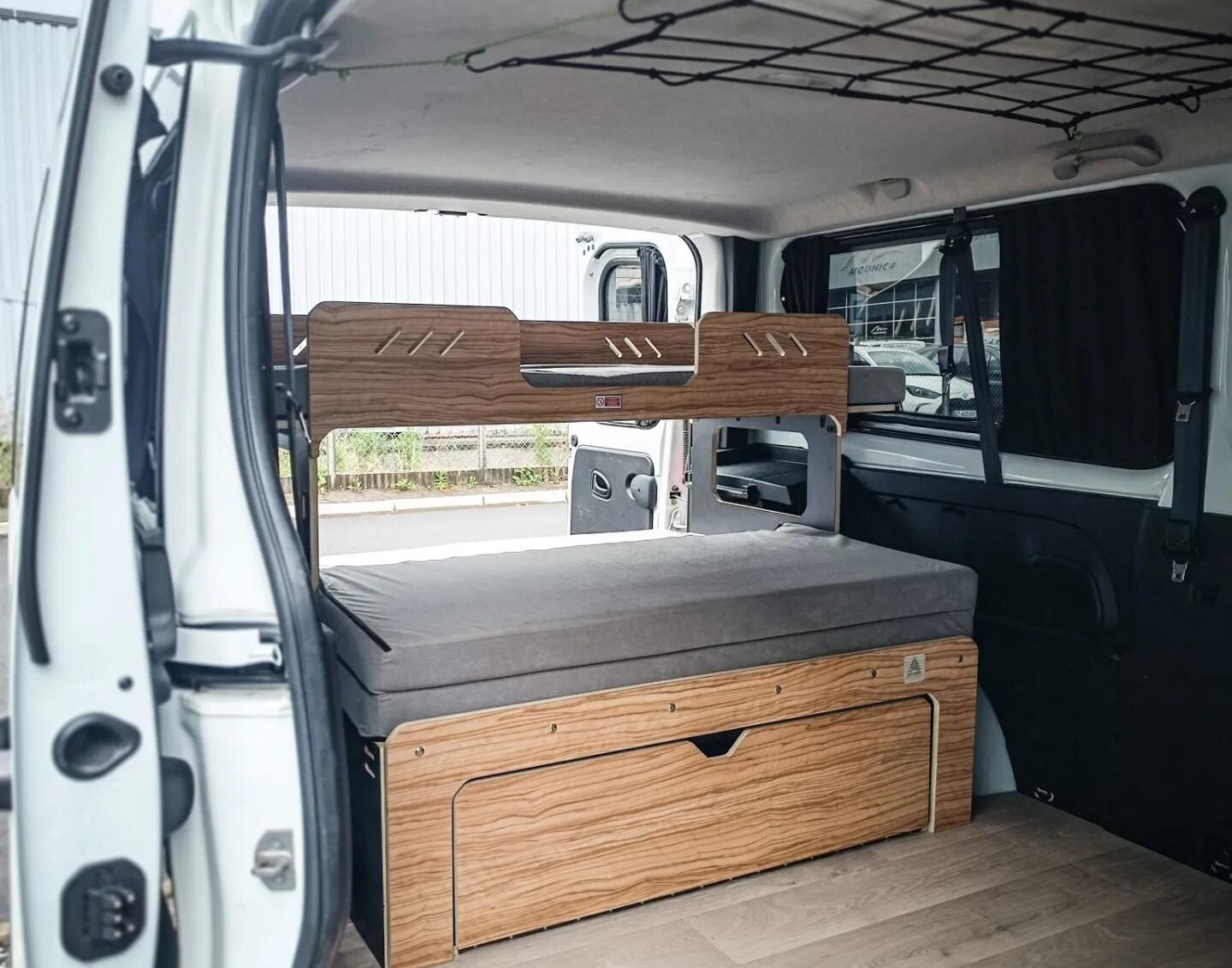 Le matelas est fourni en option, à partir de 150 euros.