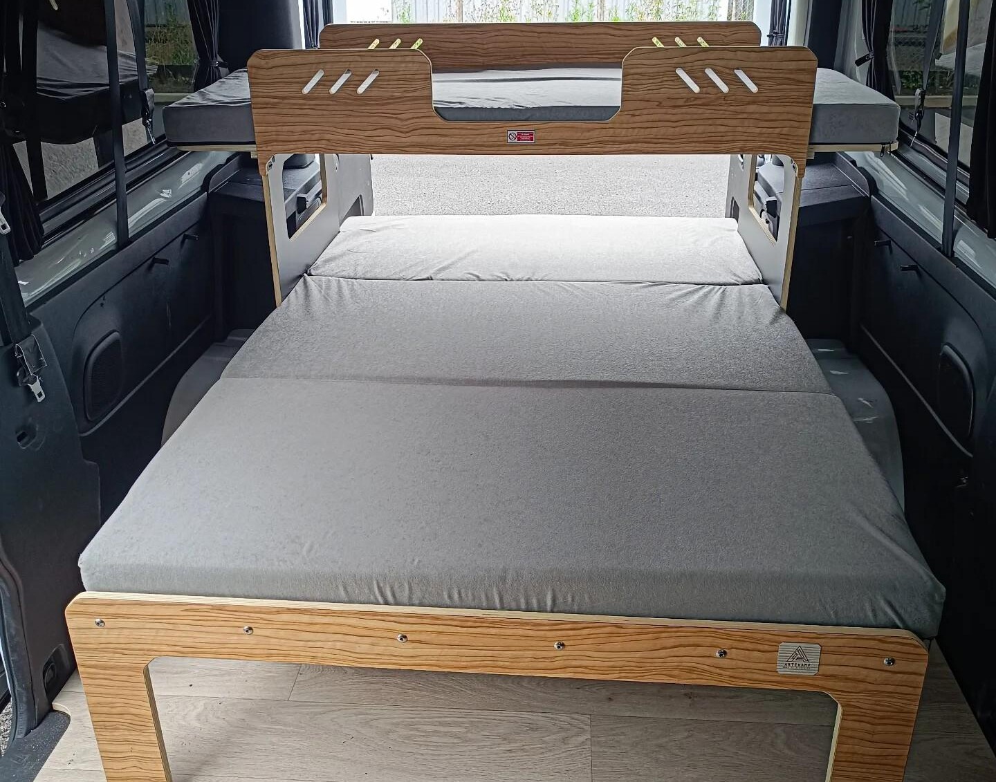 Selon le matelas, le lit peut offrir des dimensions de 180 à 200 cm de long sur 120 cm de large (sommier extensible jusqu'à 195 cm de long).