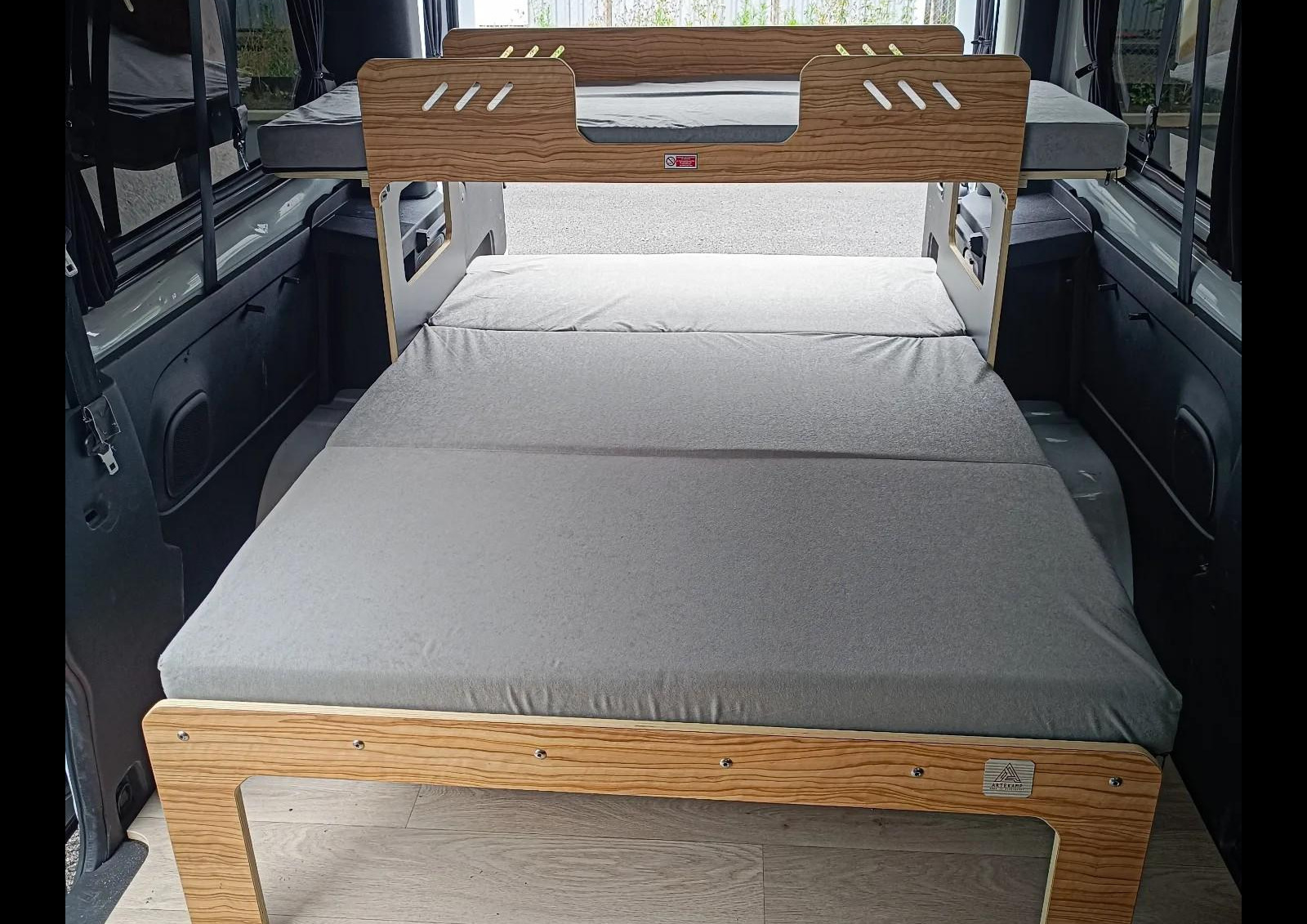 Selon le matelas, le lit peut offrir des dimensions de 180 à 200 cm de long sur 120 cm de large (sommier extensible jusqu'à 195 cm de long).