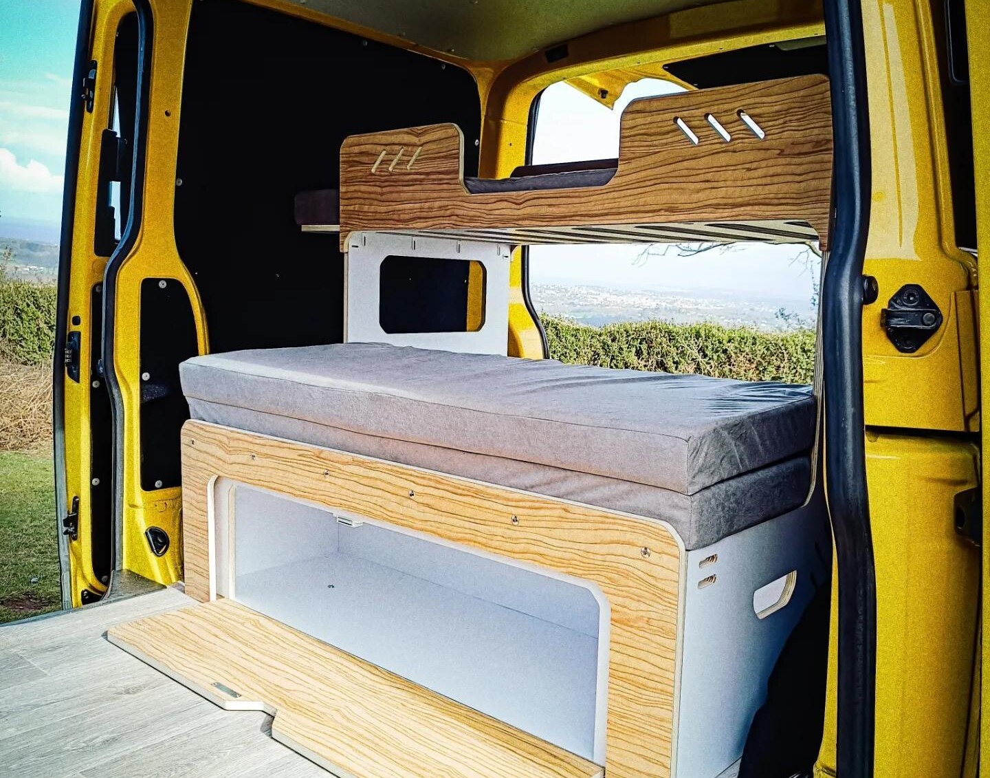 Le coffre intérieur offre un beau volume de rangement (116 x 37 x 32 cm).