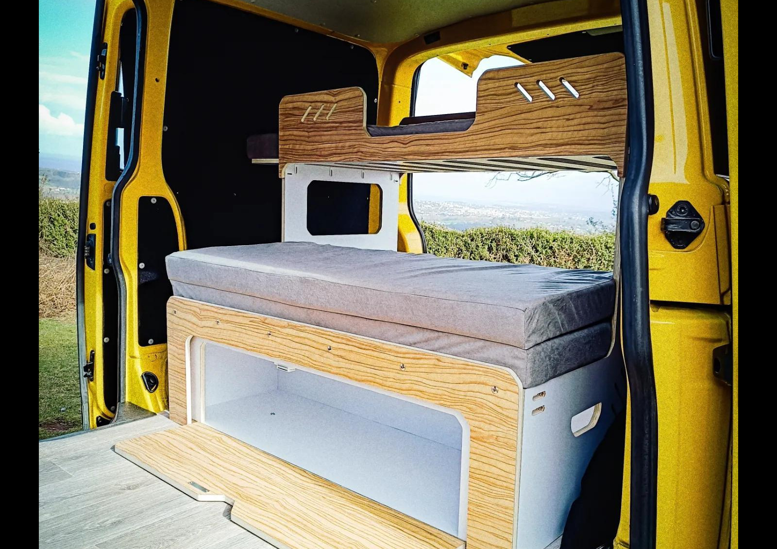 Le coffre intérieur offre un beau volume de rangement (116 x 37 x 32 cm).