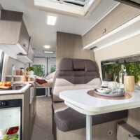 CHAUSSON V594 Sport Line - Dans sa finition Sport, le modèle est proposé avec une décoration de mobilier plus sombre.