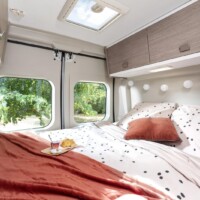 CHAUSSON V594 Sport Line - Le lit transversal s'étire sur 149 cm de large aux épaules.