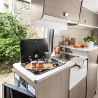 CHAUSSON V594 Sport Line - La cuisine loge en son bout un très pratique frigo à double sens d'ouverture.