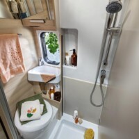 CHAUSSON V594 Sport Line - Si la salle d'eau est compacte, elle bénéficie d'une bonne aération grâce à la baie prévue de série.