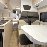 CHAUSSON V594 L First Line - Comme tous les modèles en finition First Line, il hérite d'un mobilier aux tonalités blanc / bois clair.