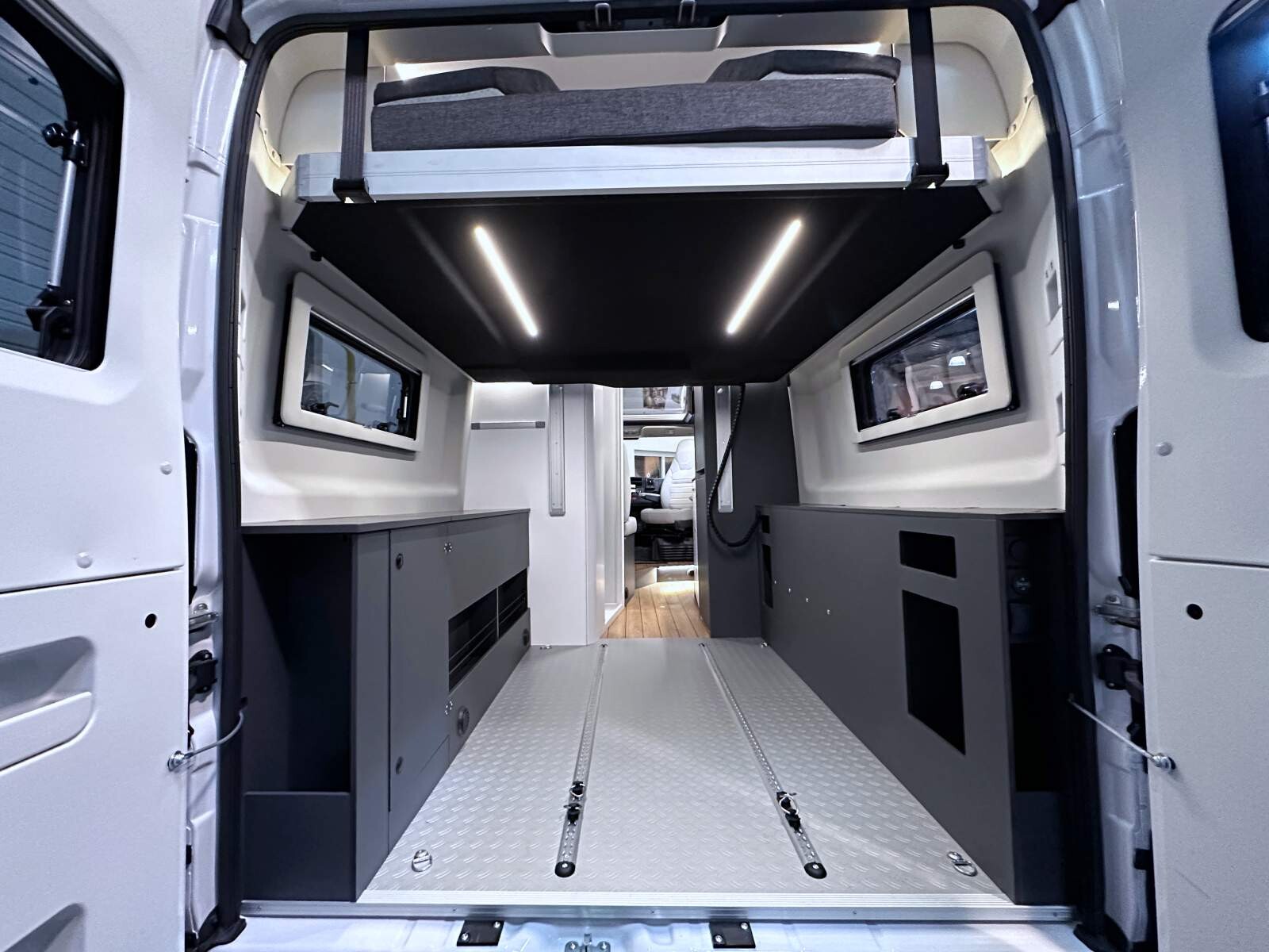 Le lit de pavillon en position haute pour profiter d'une hauteur de soute maximale à l'arrière de l'Elios 63 GX Sky-Lift.
