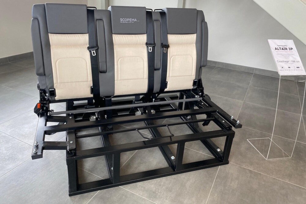 Sur une banquette fixe classique, l'interface de fixation est très lourde : entre 45 et 80 kg.