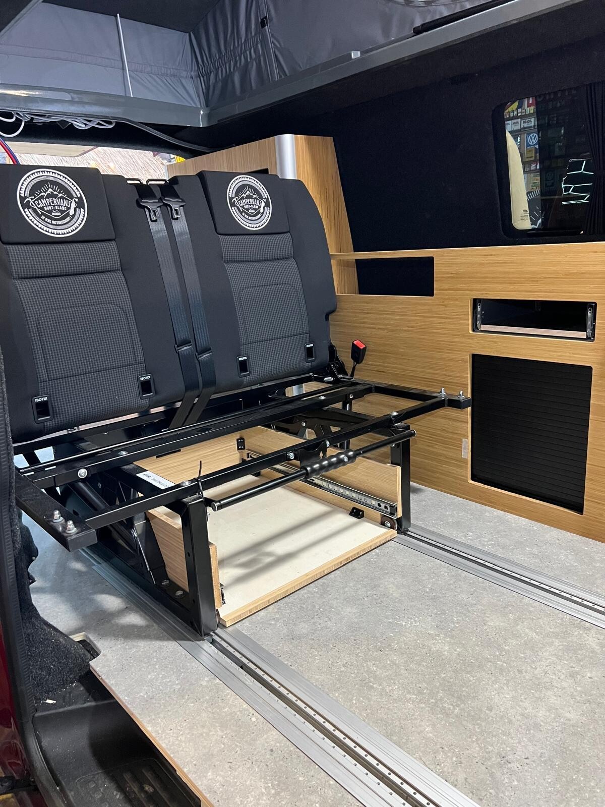 Banquette sur rails Scopema en cours d'installation chez Campervans Mont-Blanc.