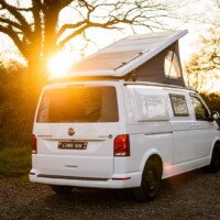 Sur le toit, deux panneaux solaires semi-flexibles de 120 W. Crédit ? Arnold d'Hostel
