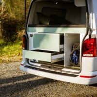 A droite des tiroirs, on aperçoit le compartiment pour ranger le paddle gonflable. Crédit ? Arnold d'Hostel