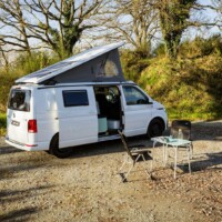 Les chaises et table de camping sont fournis. Crédit ? Arnold d'Hostel