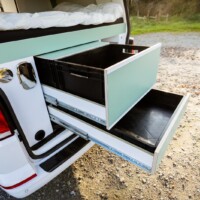 Les tiroirs de soute équipés de bacs de rangement. Crédit ? Arnold d'Hostel