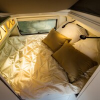 Le lit transversal permanent à l'arrière, c'est un vrai luxe dans un van ! Crédit ? Arnold d'Hostel