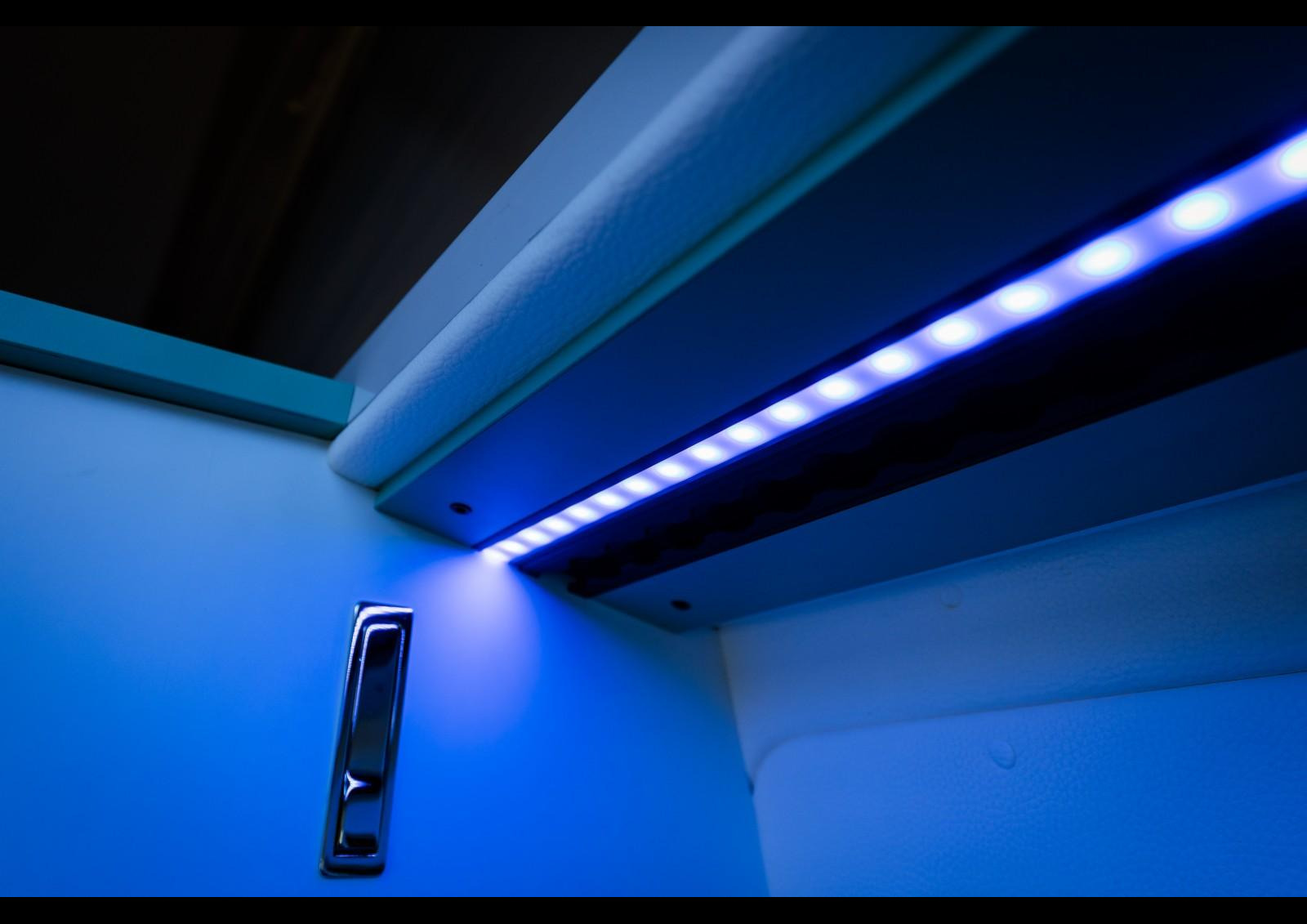 Ambiance à la carte : à l'aide d'une télécommande, il est possible de choisir la couleur de l'éclairage du ruban LED. Crédit ? Arnold d'Hostel.