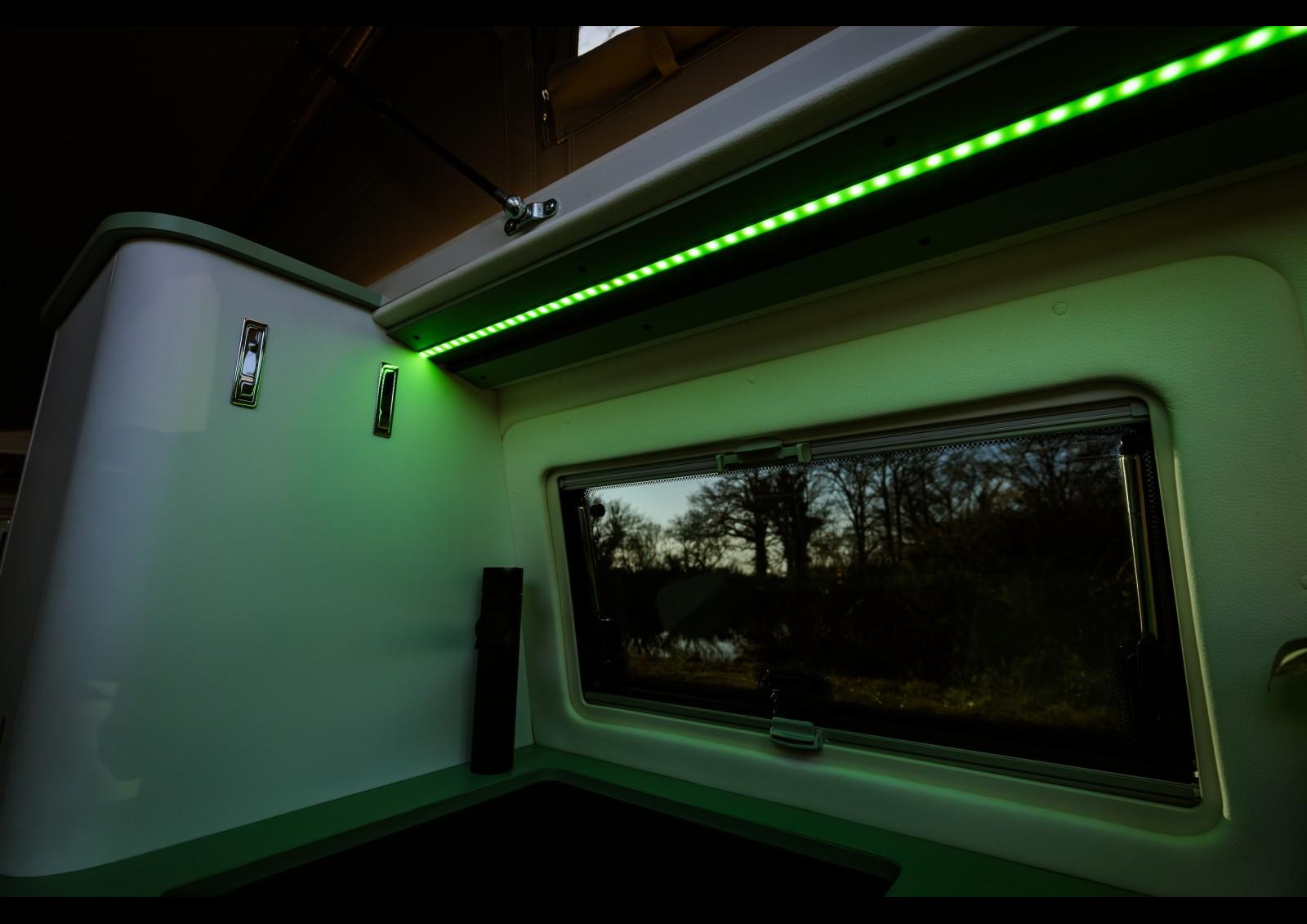 Ambiance à la carte : à l'aide d'une télécommande, il est possible de choisir la couleur de l'éclairage du ruban LED. Crédit ? Arnold d'Hostel.