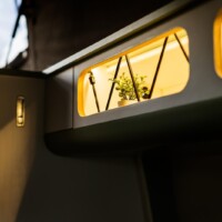 Alcôves éclairées dans la chambre. Crédit ? Arnold d'Hostel