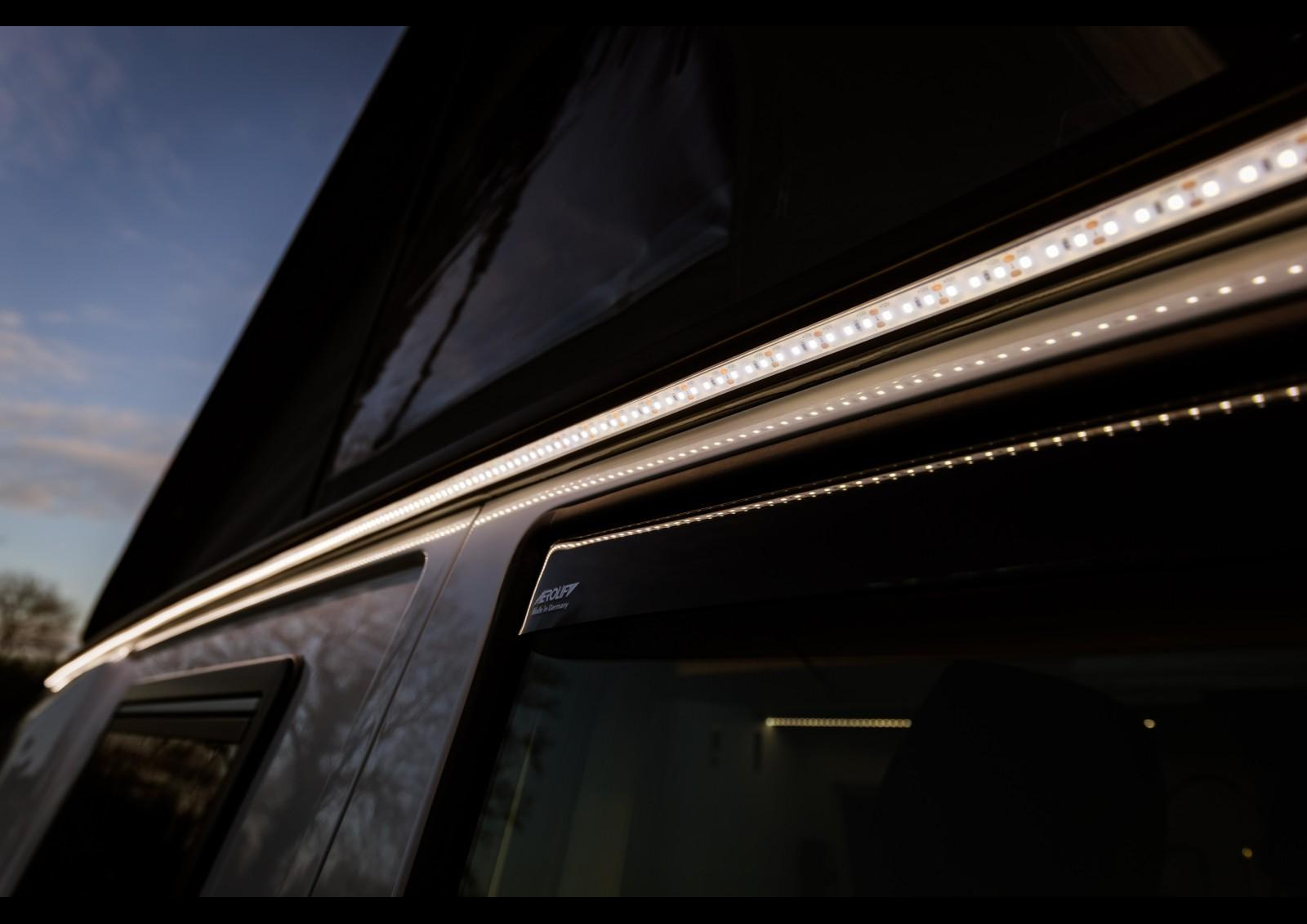 Une guirlande LED permet d'éclairer les abords du van. Crédit ? Arnold d'Hostel