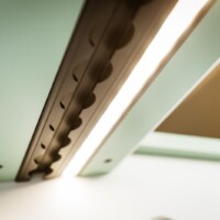 Deux rails multifonction de chez Reimo permettent de suspendre des objets à l'arrière. Crédit ? Arnold d'Hostel