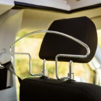 Porte-manteau intégré à l'appuie-tête du siège conducteur. Crédit ? Arnold d'Hostel