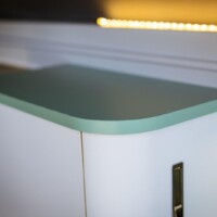 Petit plan de dépose sur le meuble attenant à la cuisine. Crédit ? Arnold d'Hostel