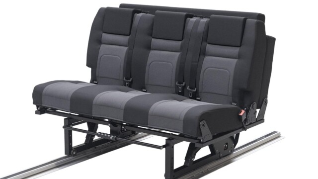 Qu’elle soit fixe ou coulissante, cette banquette sur rails se décline 1, 2 ou 3 places. Aussi, elle prend le nom d’Altair quand elle est équipée d’un double dossier (permettant d’avoir un couchage de grande longueur une fois déplié), ou Netpune en version simple dossier. L'aménageur ajoute ensuite l'extension de couchage.