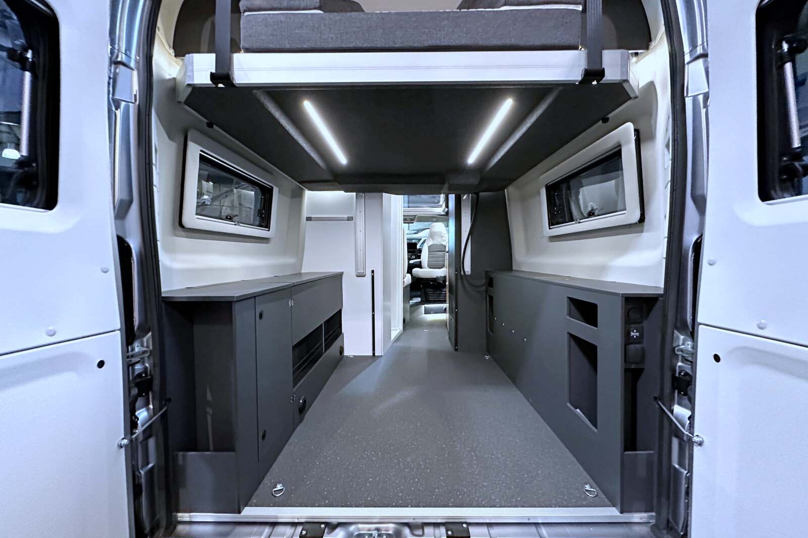 La très grande soute à géométrie variable et commande électrique, est l'un des atouts du Twin Sports 640 SGX