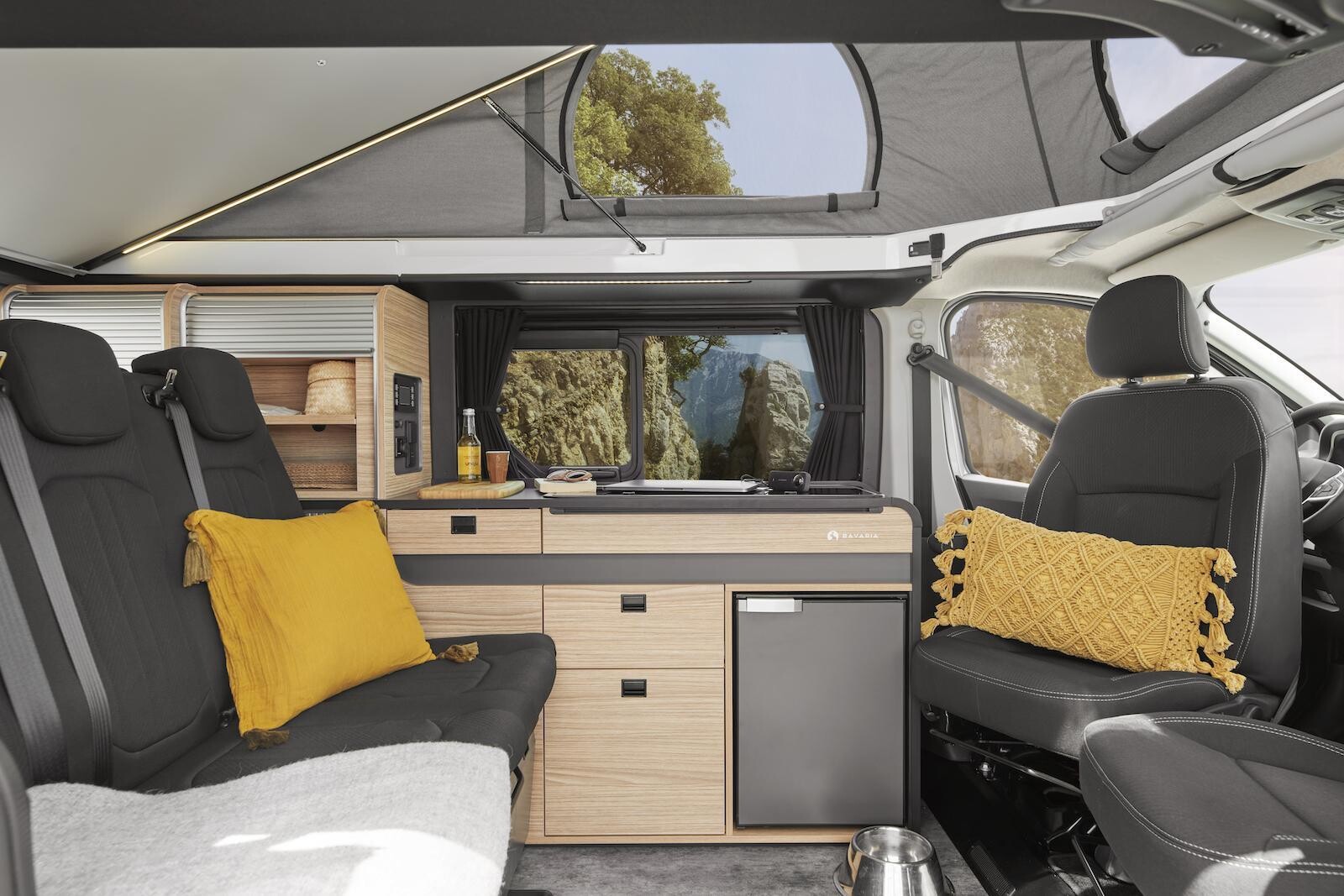 Le décor de mobilier adopte une teinte bois chez Bavaria (photo) et un coloris blanc chez Pilote.