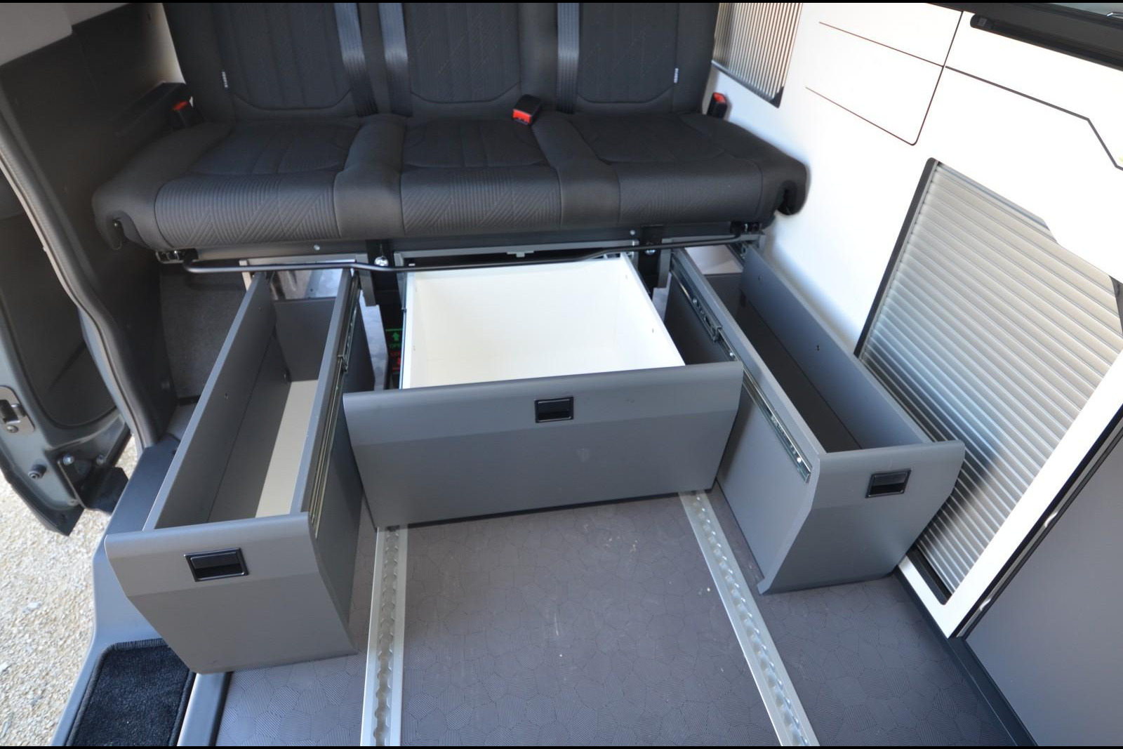 HANROAD Trek 5+ Édition de printemps - Trois volumineux tiroirs sont installés dans le piètement de la banquette.