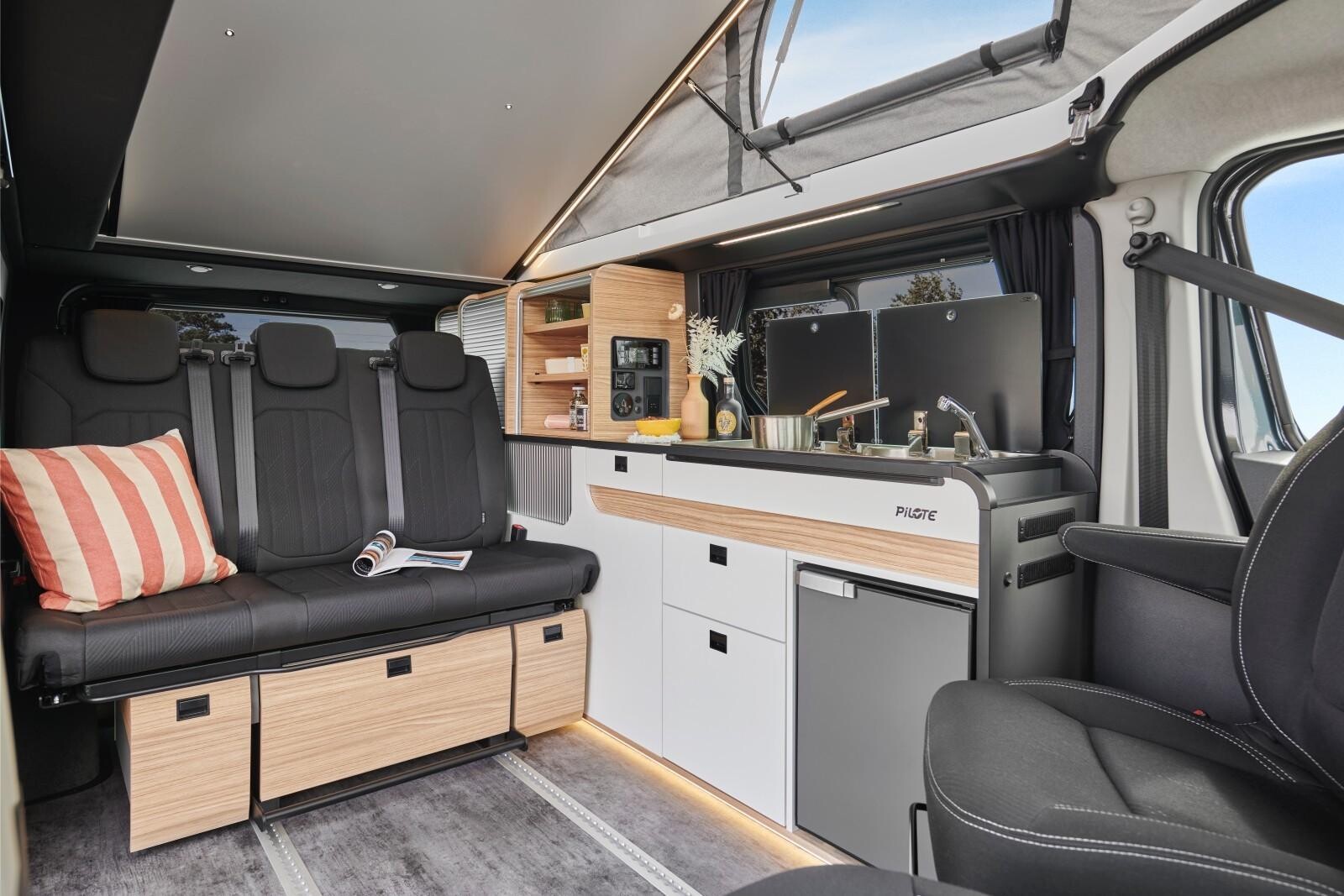 Le décor de mobilier adopte une teinte bois chez Bavaria et un coloris blanc chez Pilote (photo).