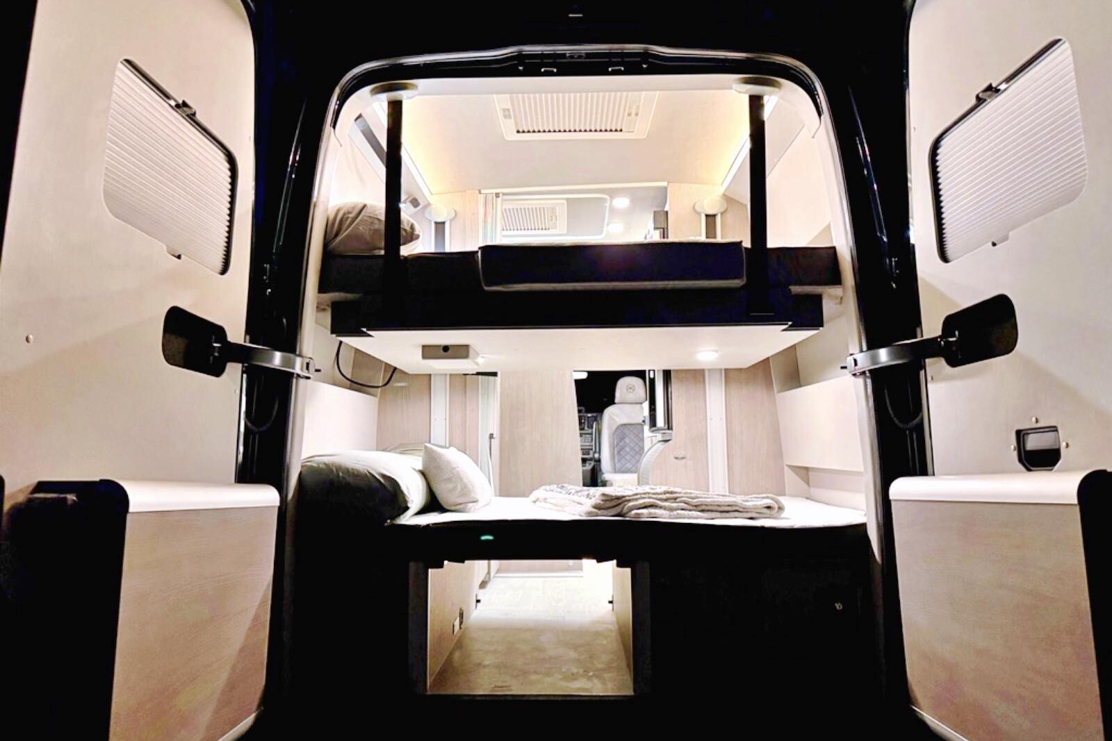 Le lit de pavillon descend électriquement. Le lit du bas est escamotable.