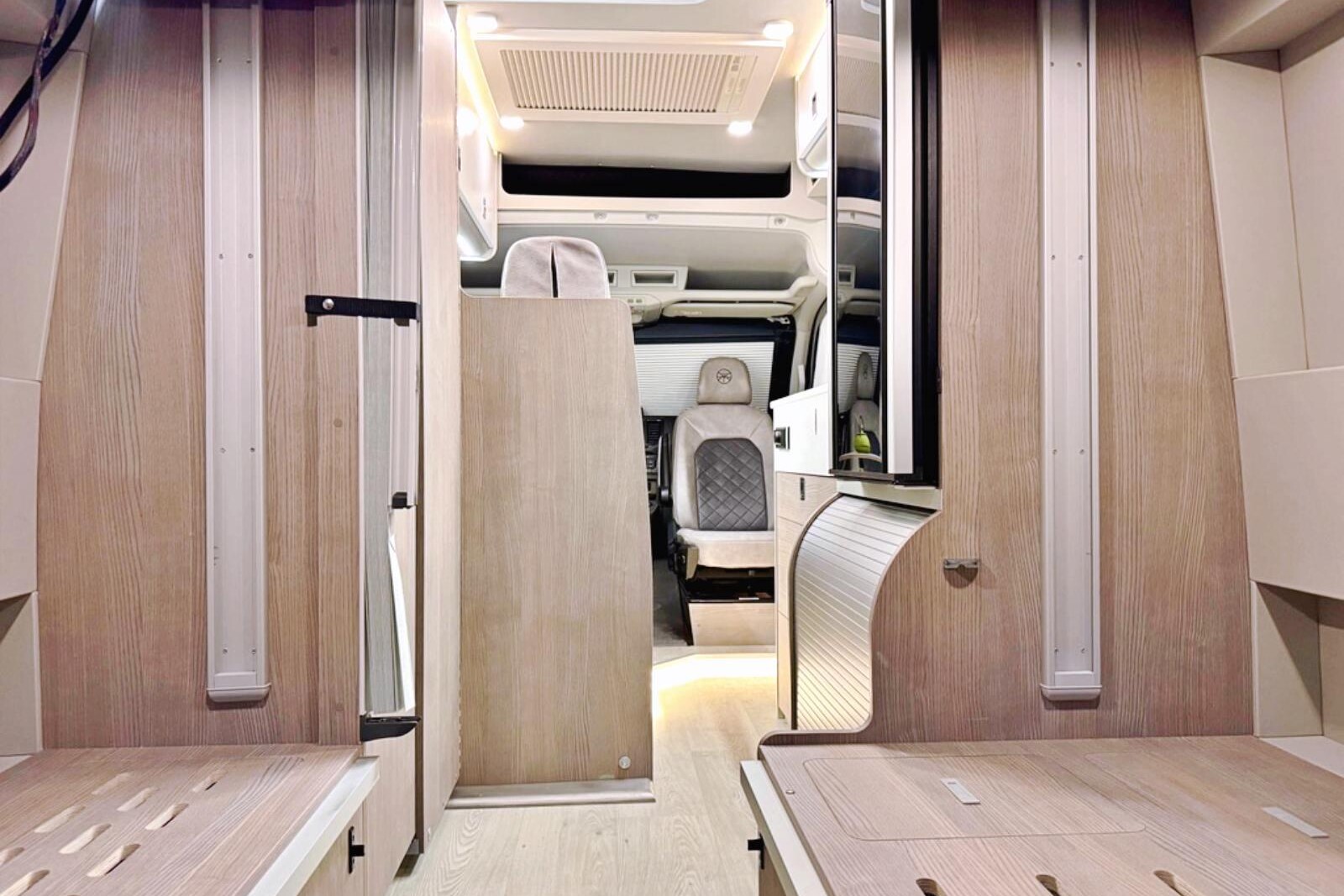 Malin, la douche et le WC disparaissent dans les parois latérales.