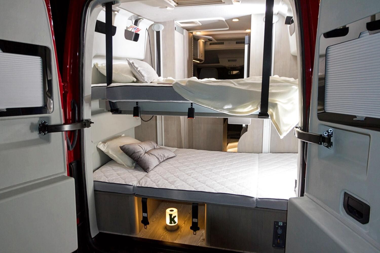 A l'arrière, les deux lits double superposés.