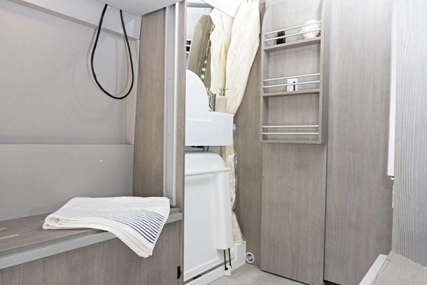 La porte, qui recèle la salle d'eau escamotable, fait office de cloison d'intimité.