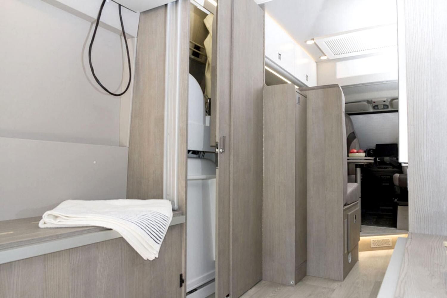 Extrême habitabilité à bord du Furgok Xpace 600, la salle d'eau est cachée dans la paroi.