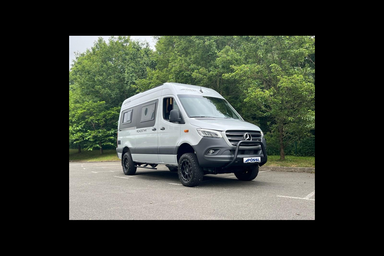 Le nouveau Pössl Roadstar X dispose de série d’une batterie lithium de 100 Ah et d’un chauffage diesel Truma 6000W. Le pare-buffle, les jantes noires et les pneus tout-terrain sont en option.