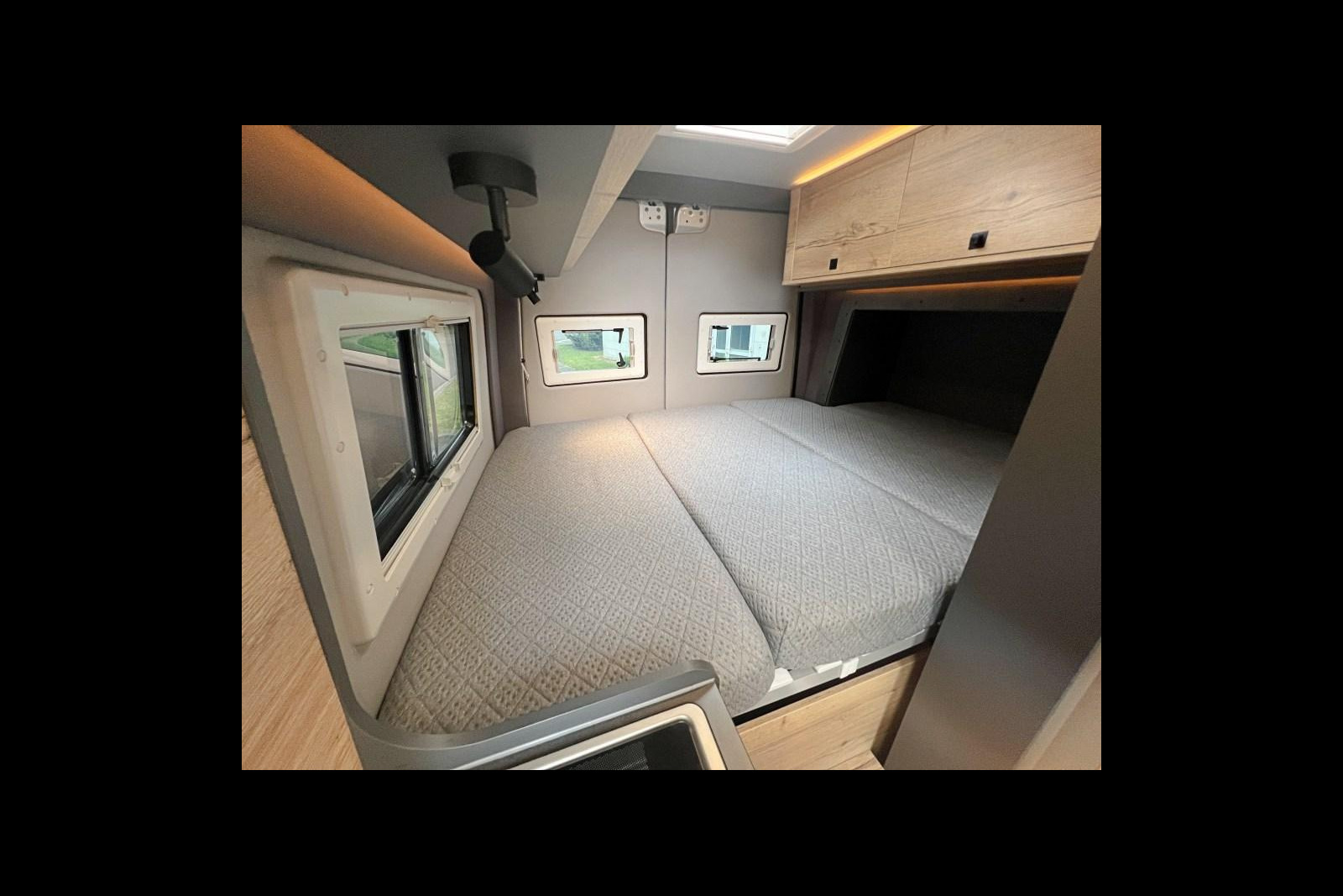 On obtient un lit transversal XL de 208 x 145 cm.