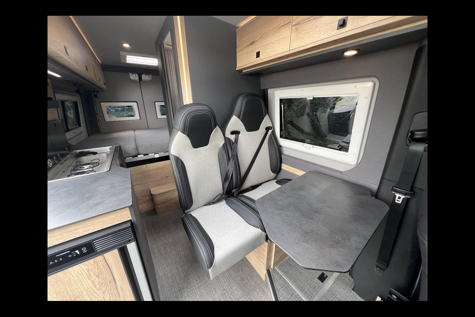 Le réfrigérateur de 70 L en bout de meuble cuisine, est accessible de l'intérieur et de l'extérieur.