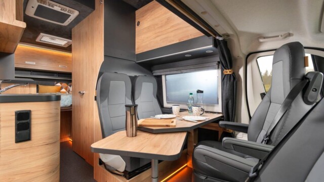 Commercialisé à 124.000 €, ce Globe-Traveller Voyager Z a pour lui un niveau d’équipement hors-norme : motorisation 180 ch, batterie lithium 200 Ah, 4 panneaux solaires 55 W, convertisseur 2000 W, caméra de recul avec rétroviseur numérique, suspension pneumatique arrière, etc.