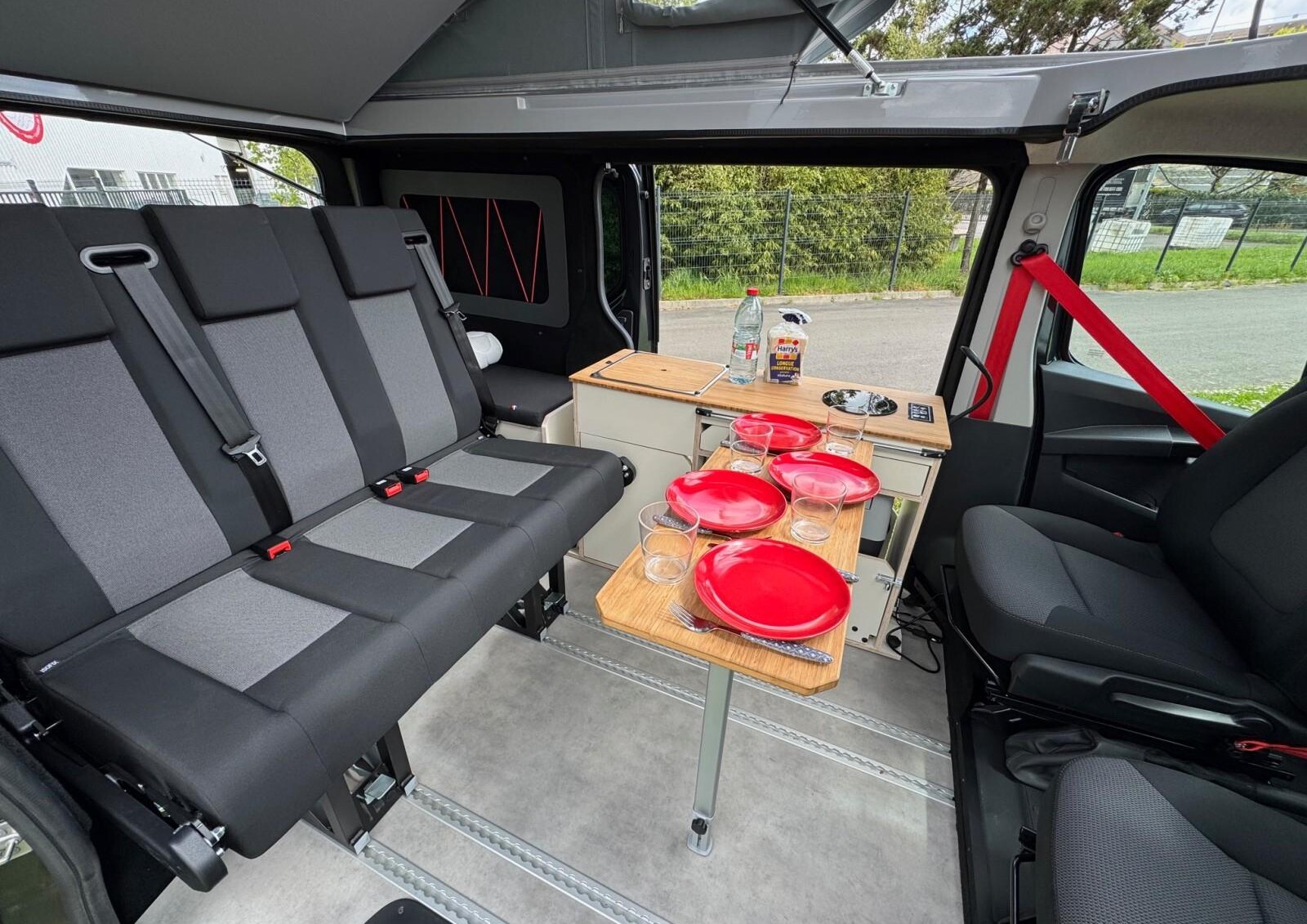 Ce modèle est disponible à partir de 56.900 € en BVM ou 58.900 € en BVA. Sont compris ici la motorisation 150 ch et la finition Red Edition (peinture métallisée Gris Comète, pack Look, climatisation, volant multifonction, ceintures de sécurité rouge vif, etc.)