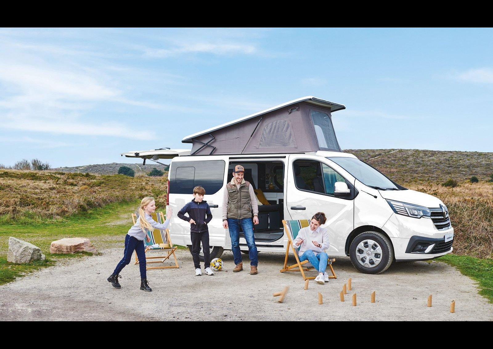Le Renault Trafic est livré avec le moteur 150 ch et la finition Grand Confort : caméra & radars de stationnement, pack multimédia, rétroviseurs électriques, vitrage teinté, etc. En option : la boîte auto (2000 €) ou la peinture de carrosserie métallisée (1500 €).